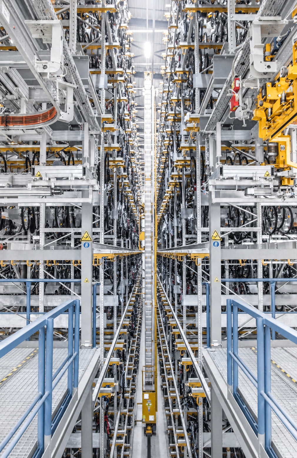 Vertikaler Blick in das automatisierte Hochregallager
