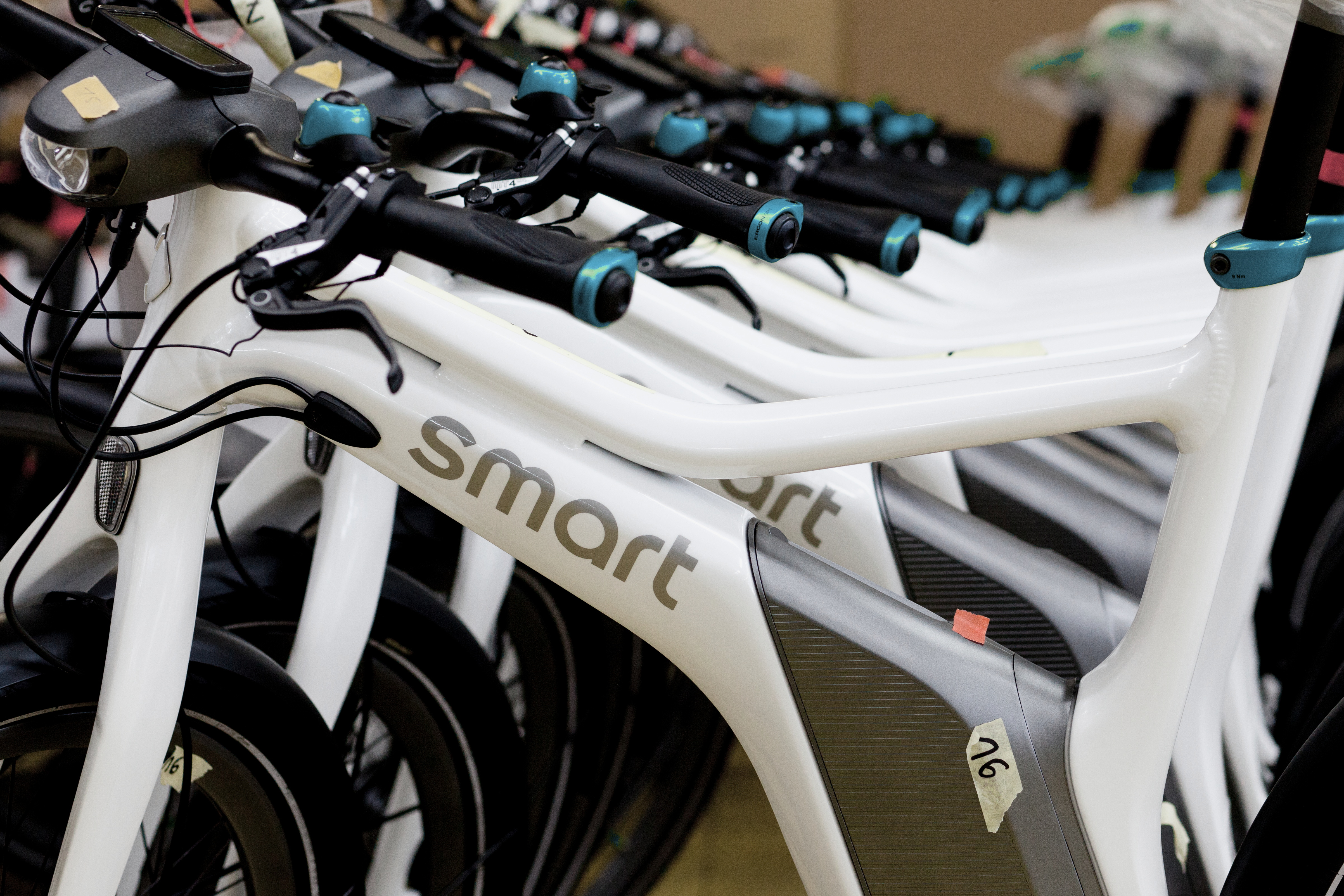 Serienfertige E-Bikes in der Produktionslinie